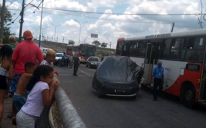 Três ficam feridos em acidente entre viatura da PM e ônibus na John Boyd