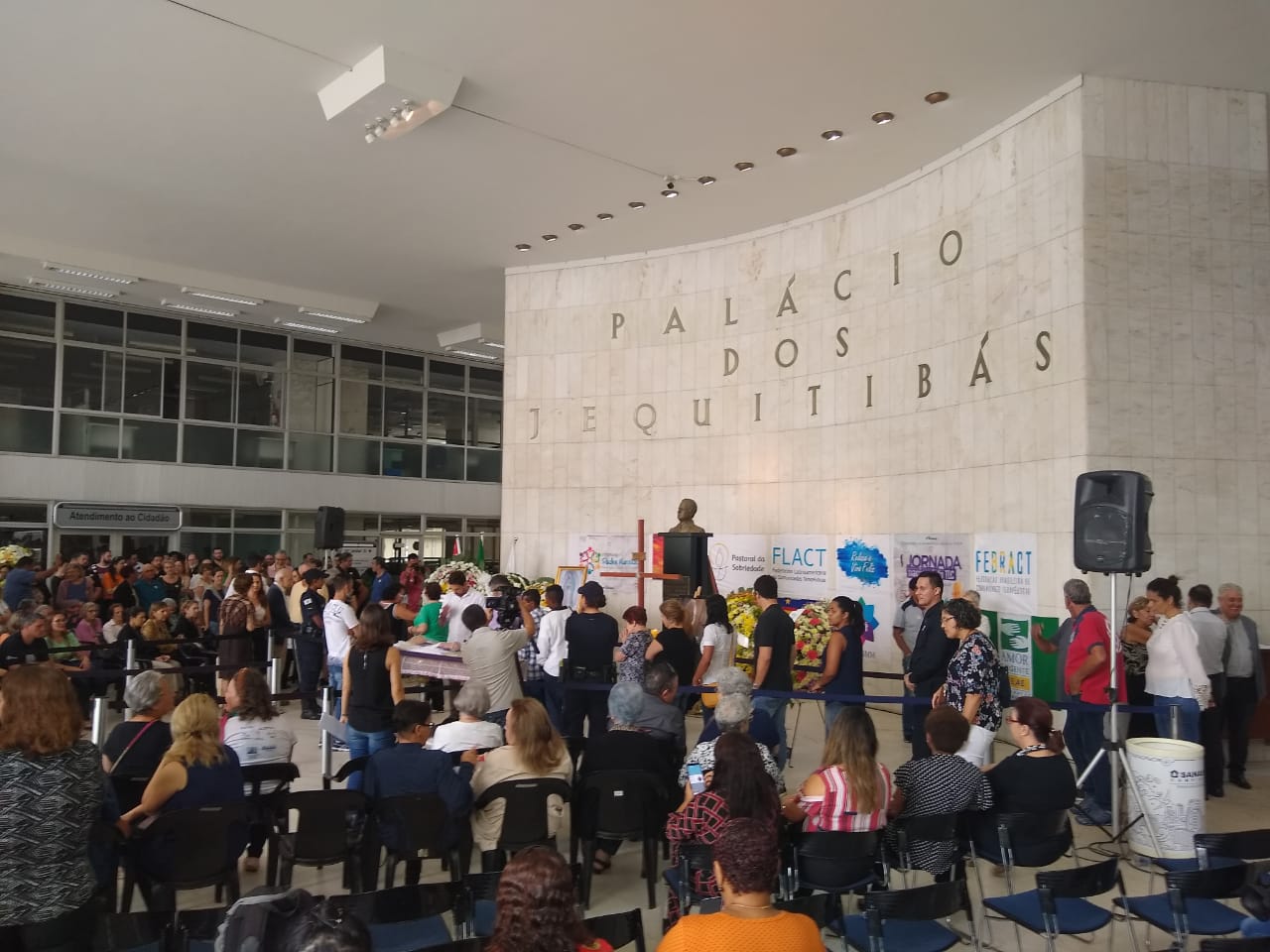 Velório de Padre Haroldo reúne milhares no Paço