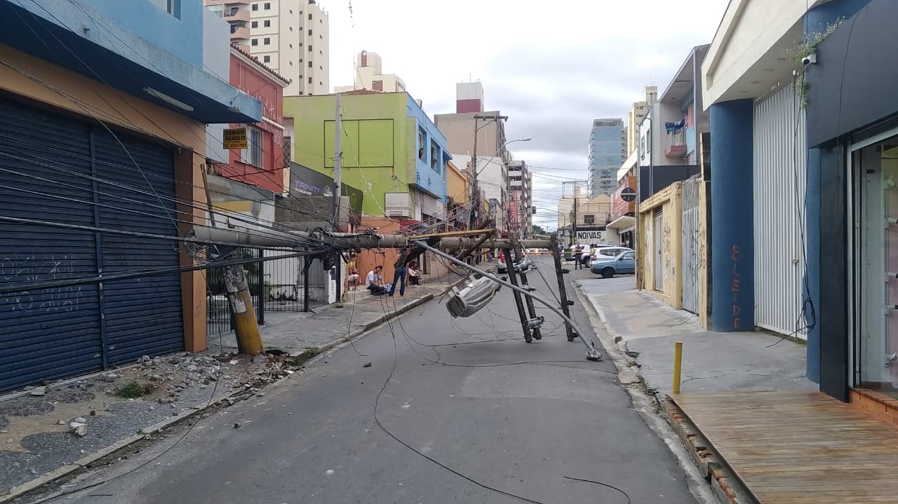 Ônibus derruba poste e deixa parte do Centro sem luz