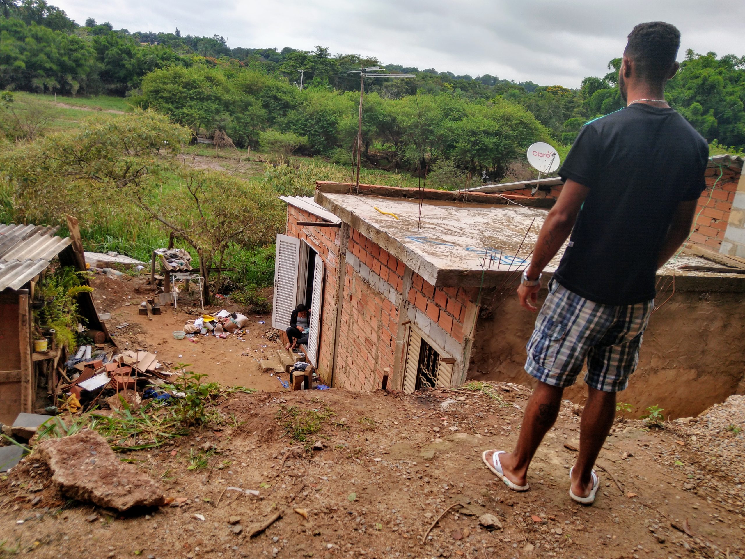 Famílias terão que deixar casas que foram inundadas