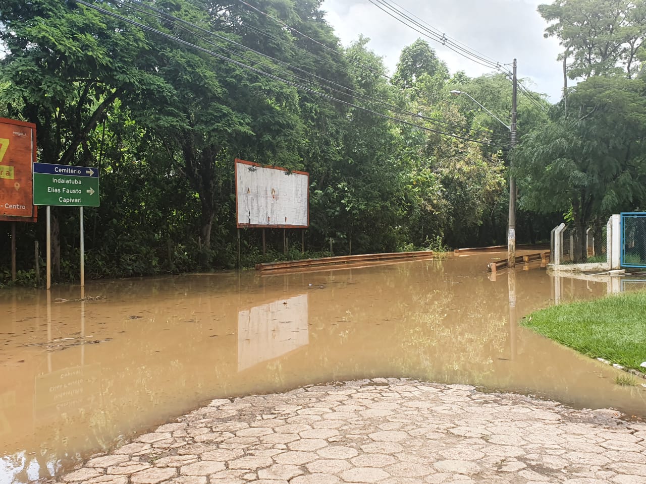 Cheia do Capivari causa enchente em Monte Mor