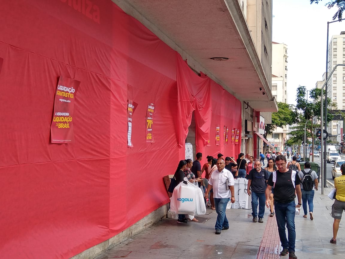 Consumidores passam a noite em fila para aproveitar liquidação