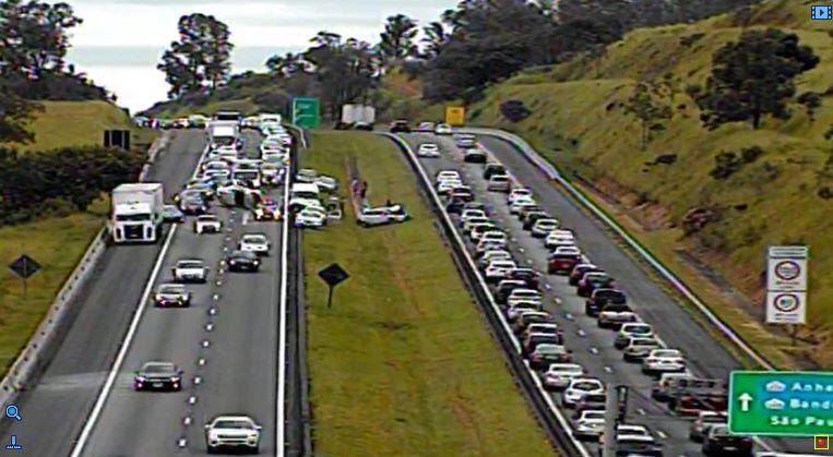 Acidente com sete veículos trava Anel Viário