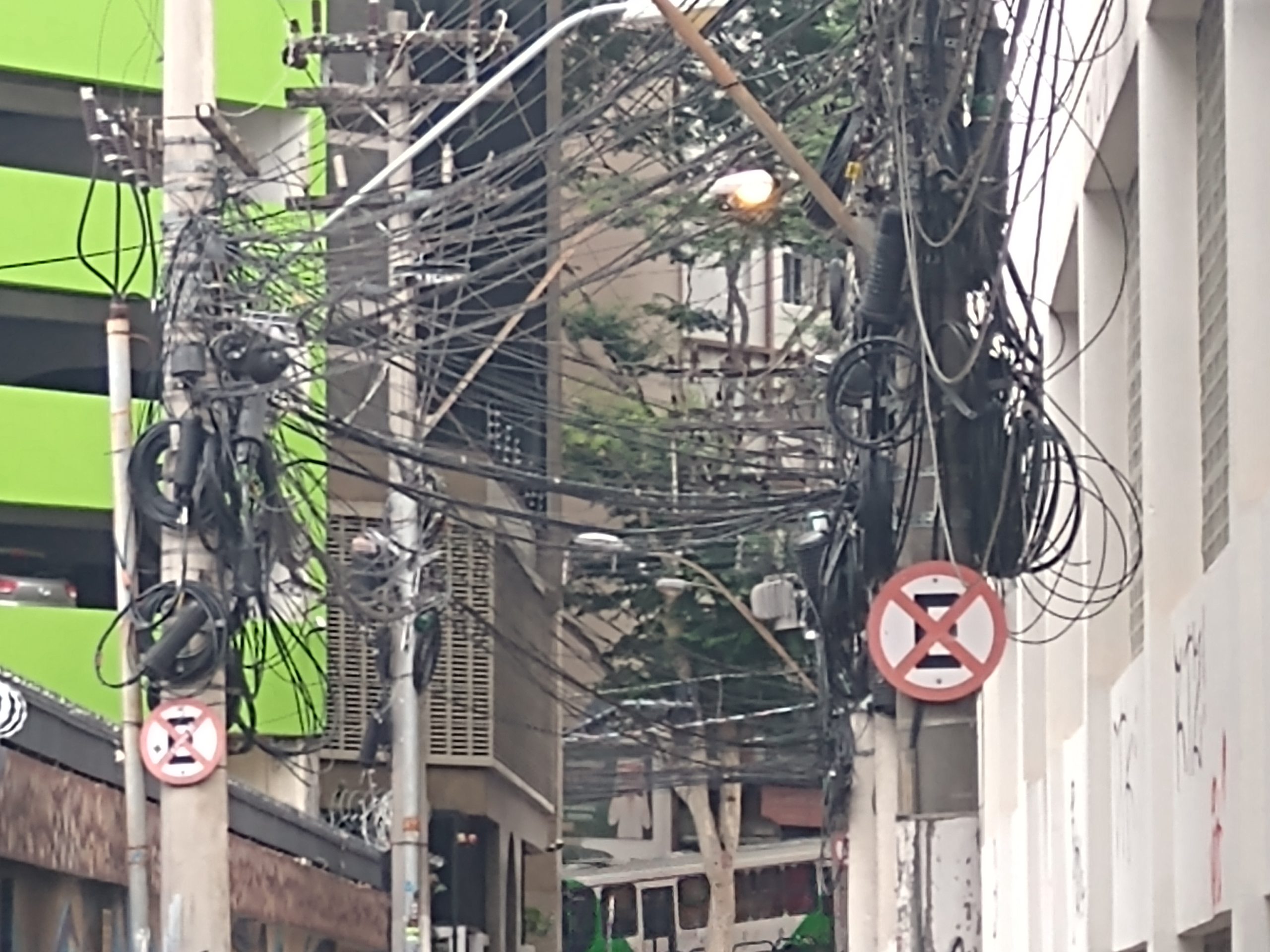 Fios soltos e amarrados aos postes preocupam