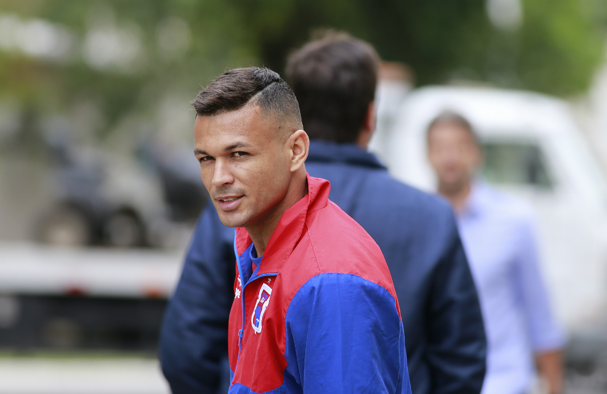 Guarani contrata lateral-direito Cristovam, do Paraná