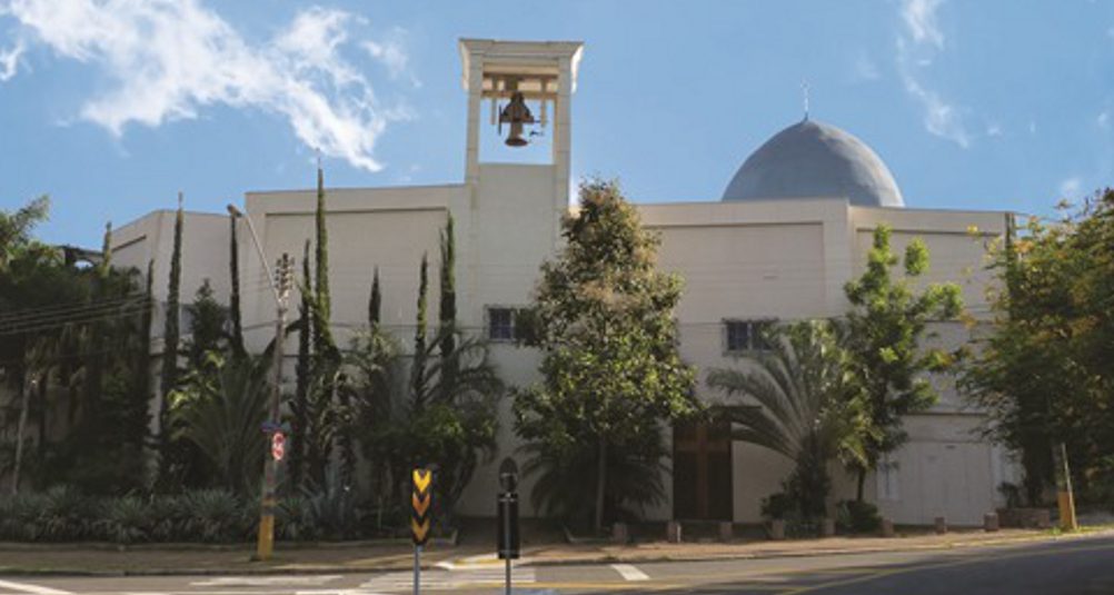 Homem dispara spray de pimenta durante missa