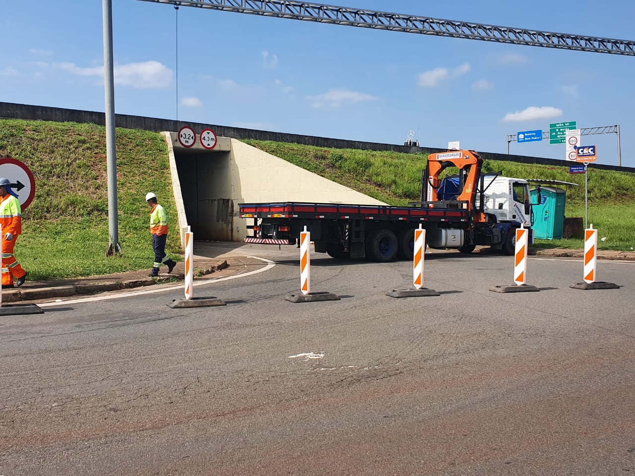 Passagem interditada na Dom Pedro causa transtornos