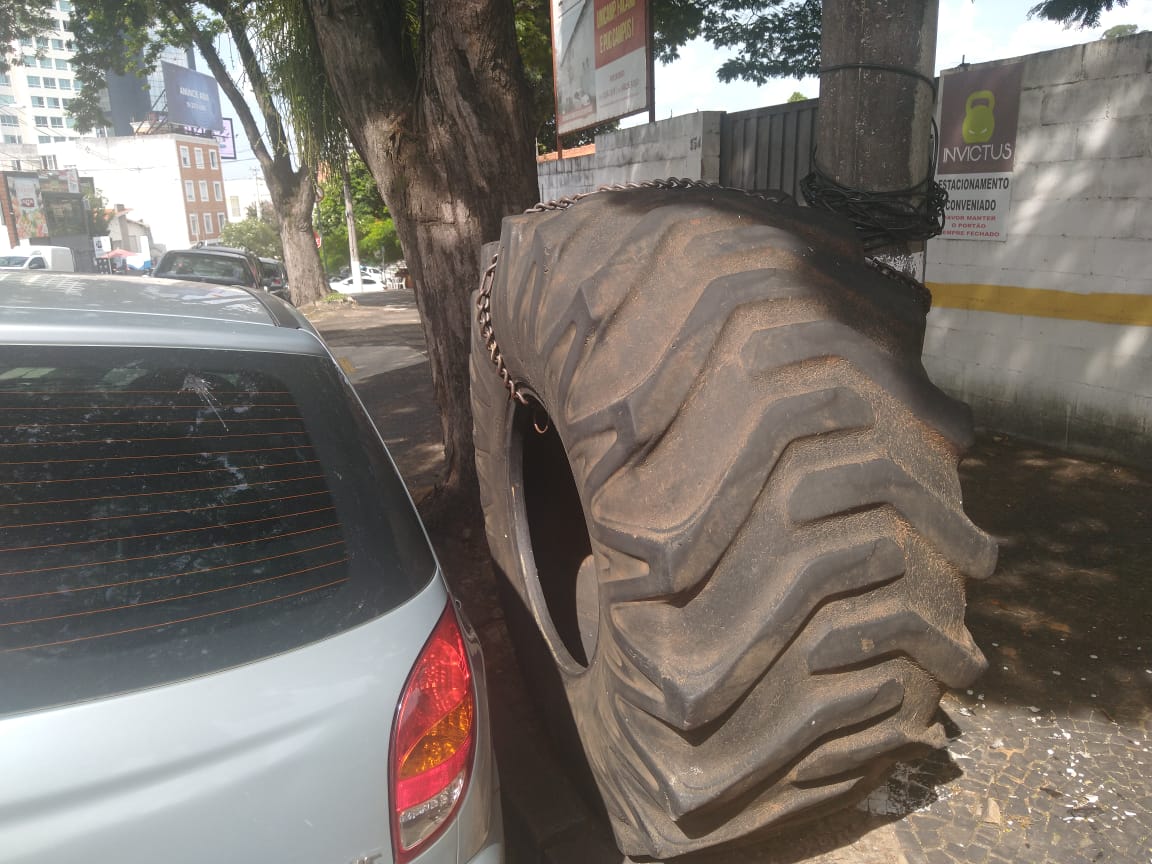 Pneu de trator no Cambuí vira criadouro da dengue