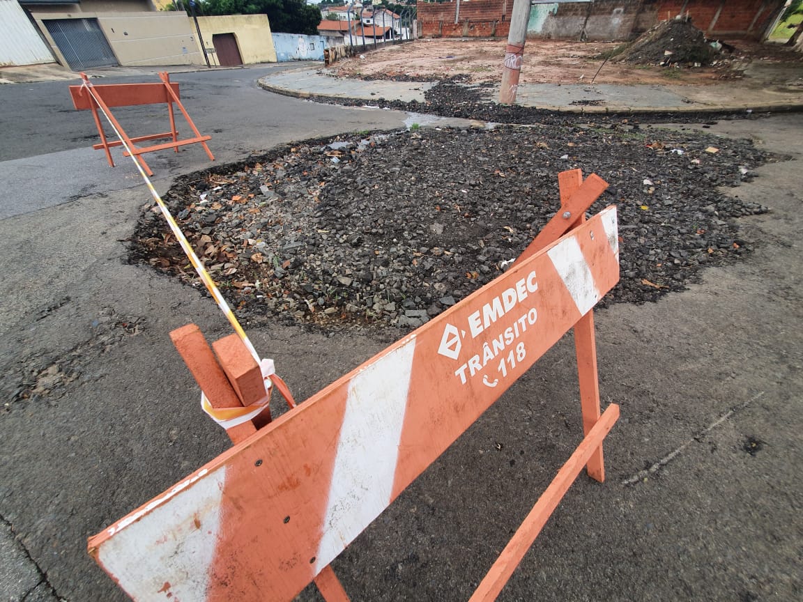 Buraco em cruzamento volta a incomodar moradores