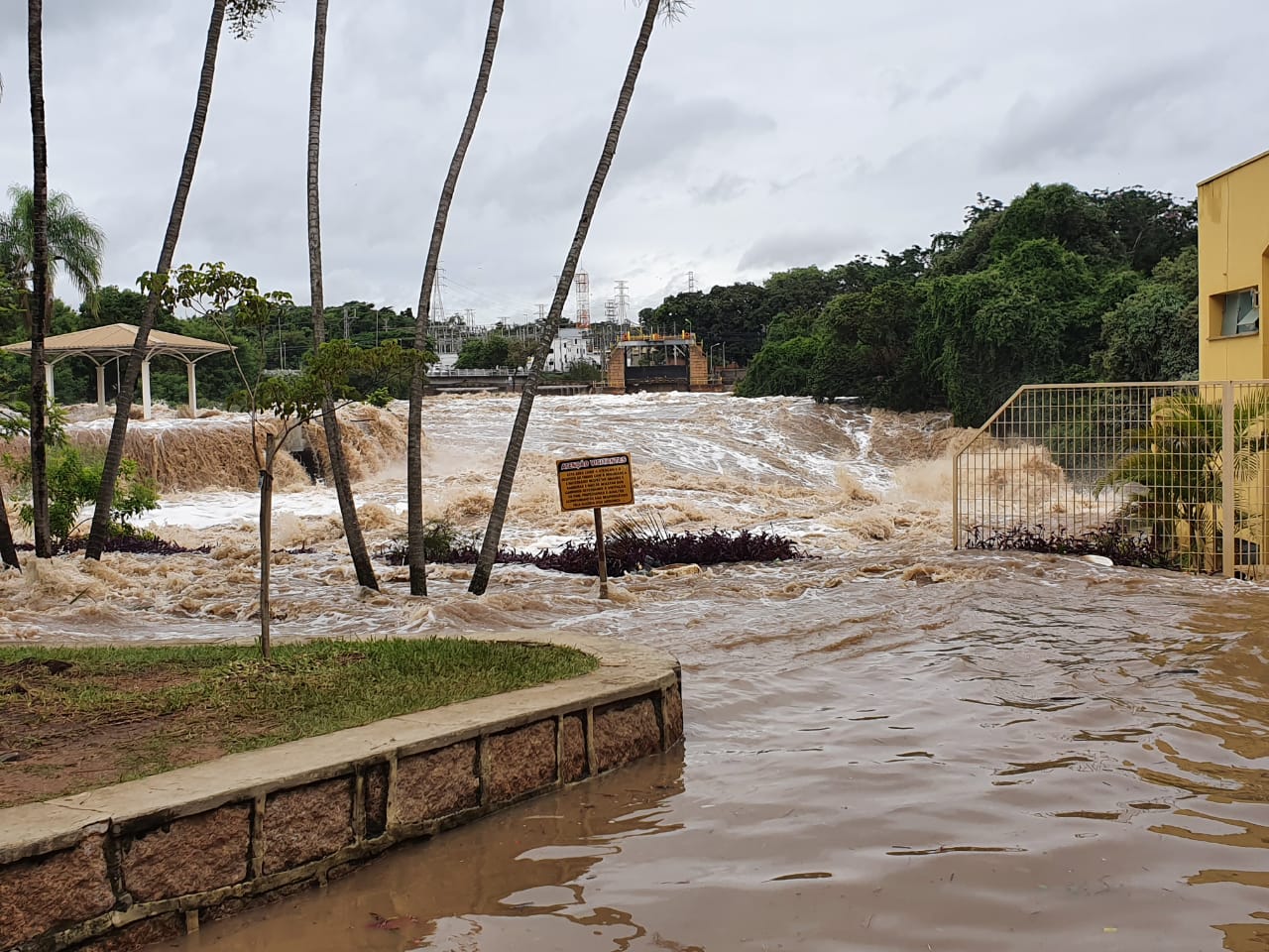 Cheia do Tietê inunda pontos turísticos de Salto