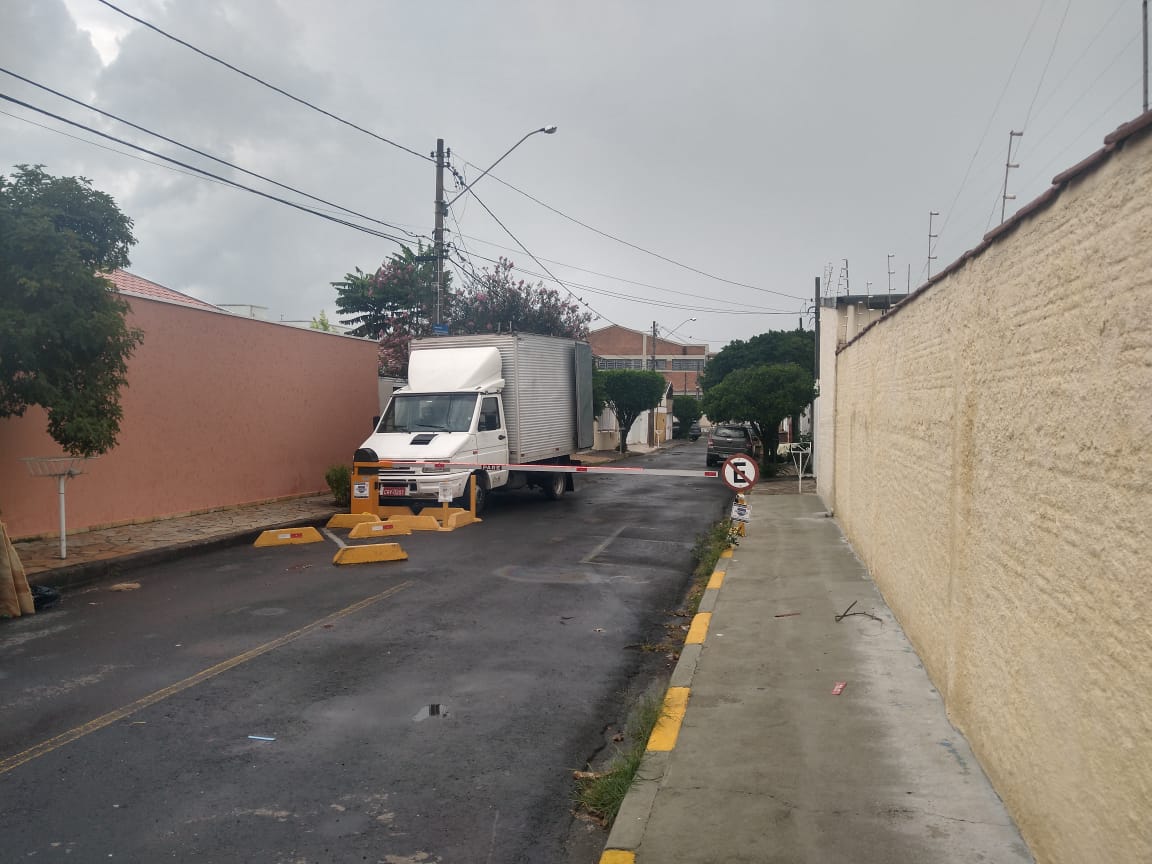 Contra carros nos portões, moradores recorrem a cancelas