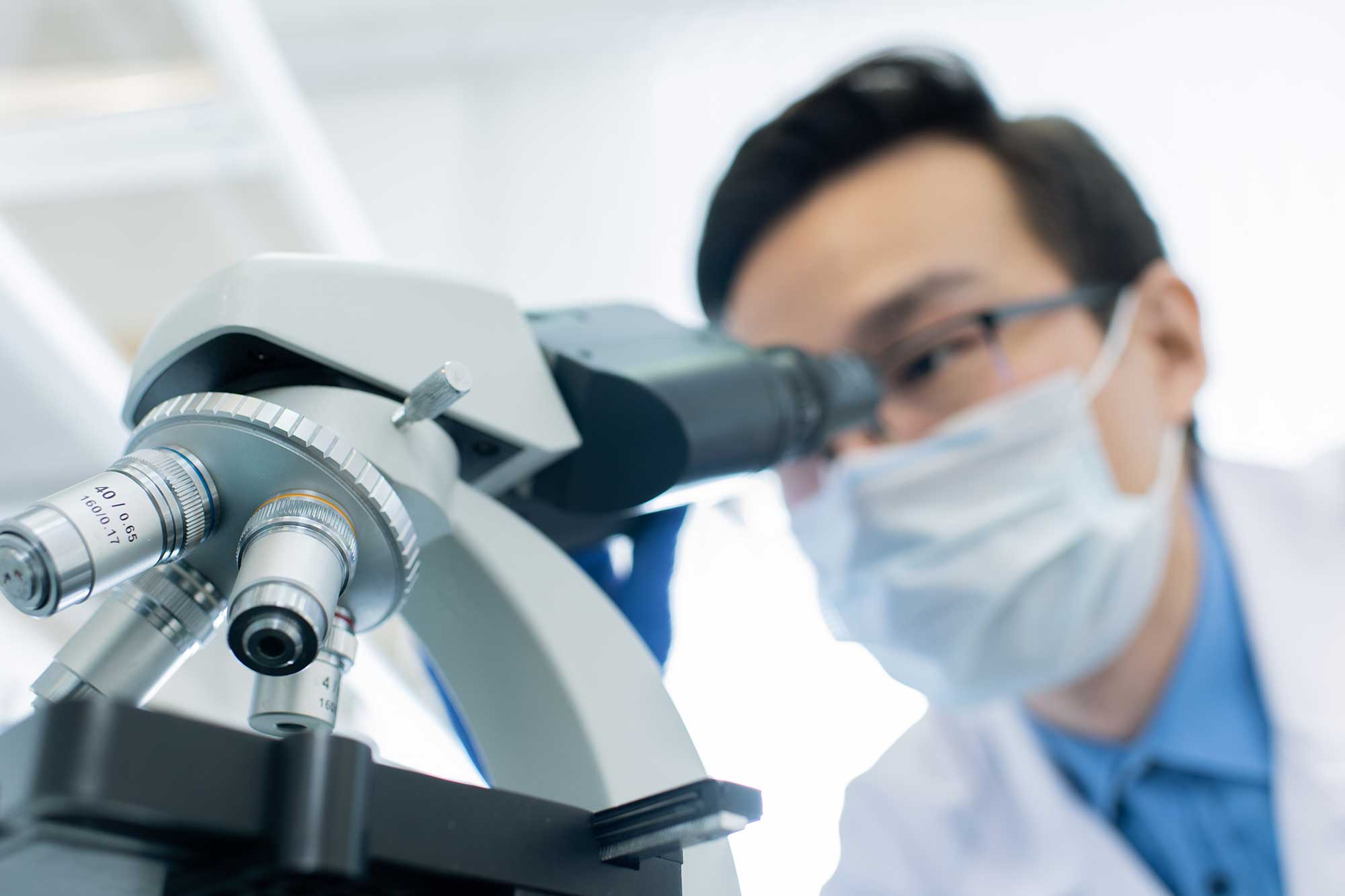 Empresa promete rejuvenescimento, porém método preocupa cientistas.