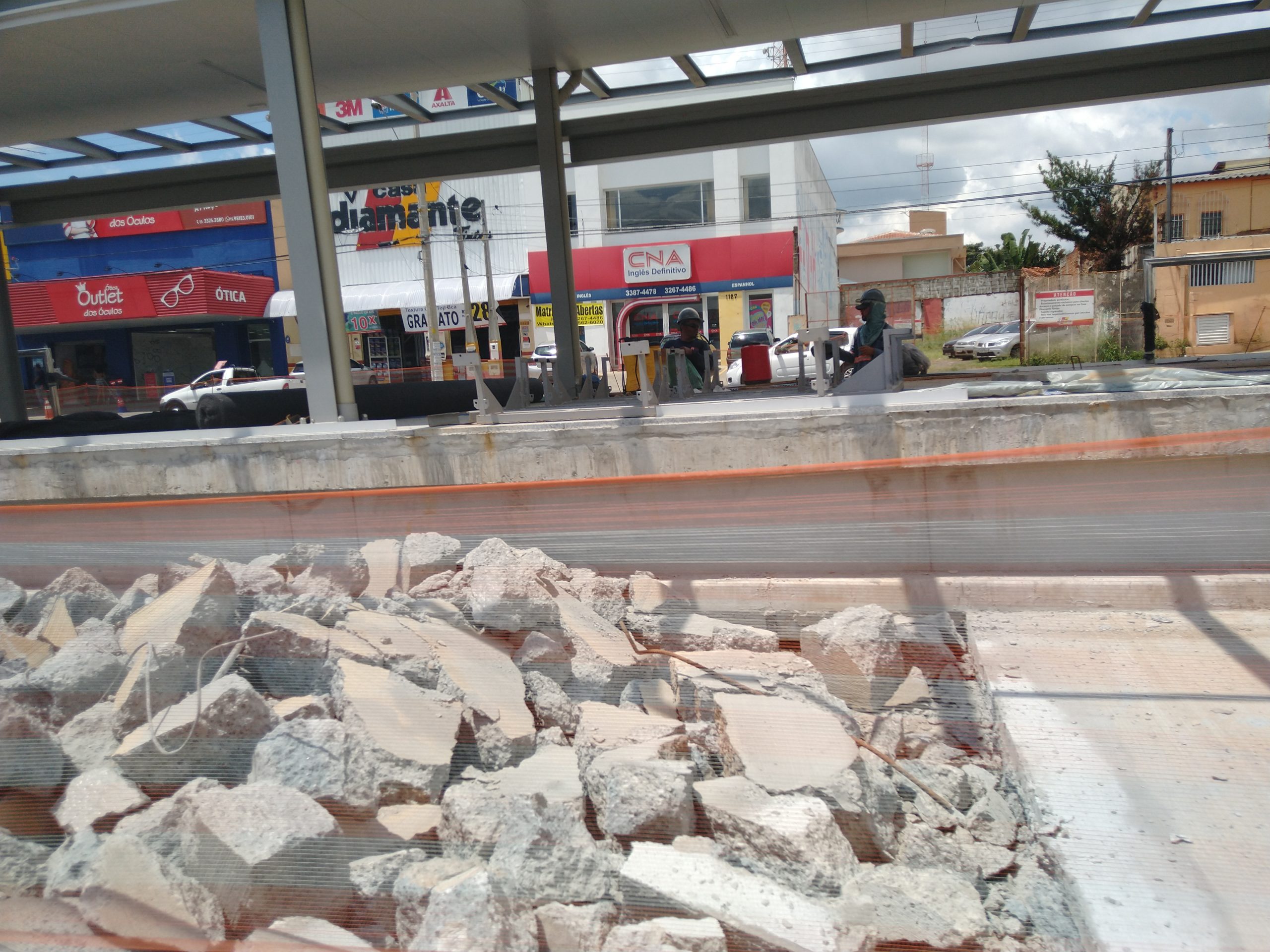 População questiona piso destruído em estações do BRT