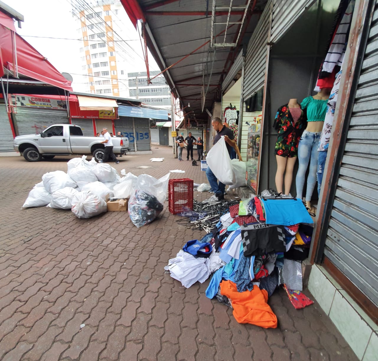 Polícia lacra 72 bancas no camelódromo