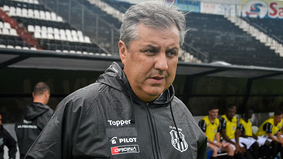 Ponte Preta demite o técnico Gilson Kleina