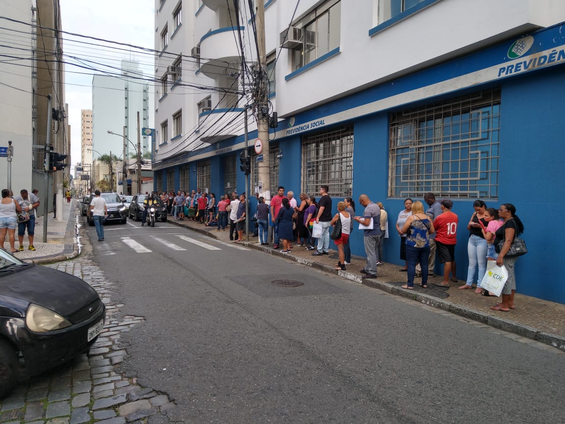 INSS suspende agendamentos e deixa idosos na fila