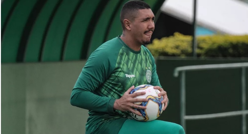 Jefferson Paulino negocia renovação de contrato com o Guarani