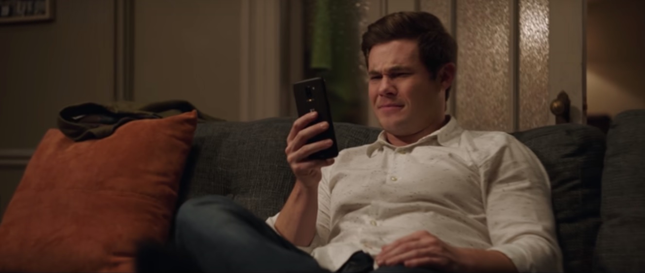 Jovem sofre com app ciumento em nova comédia