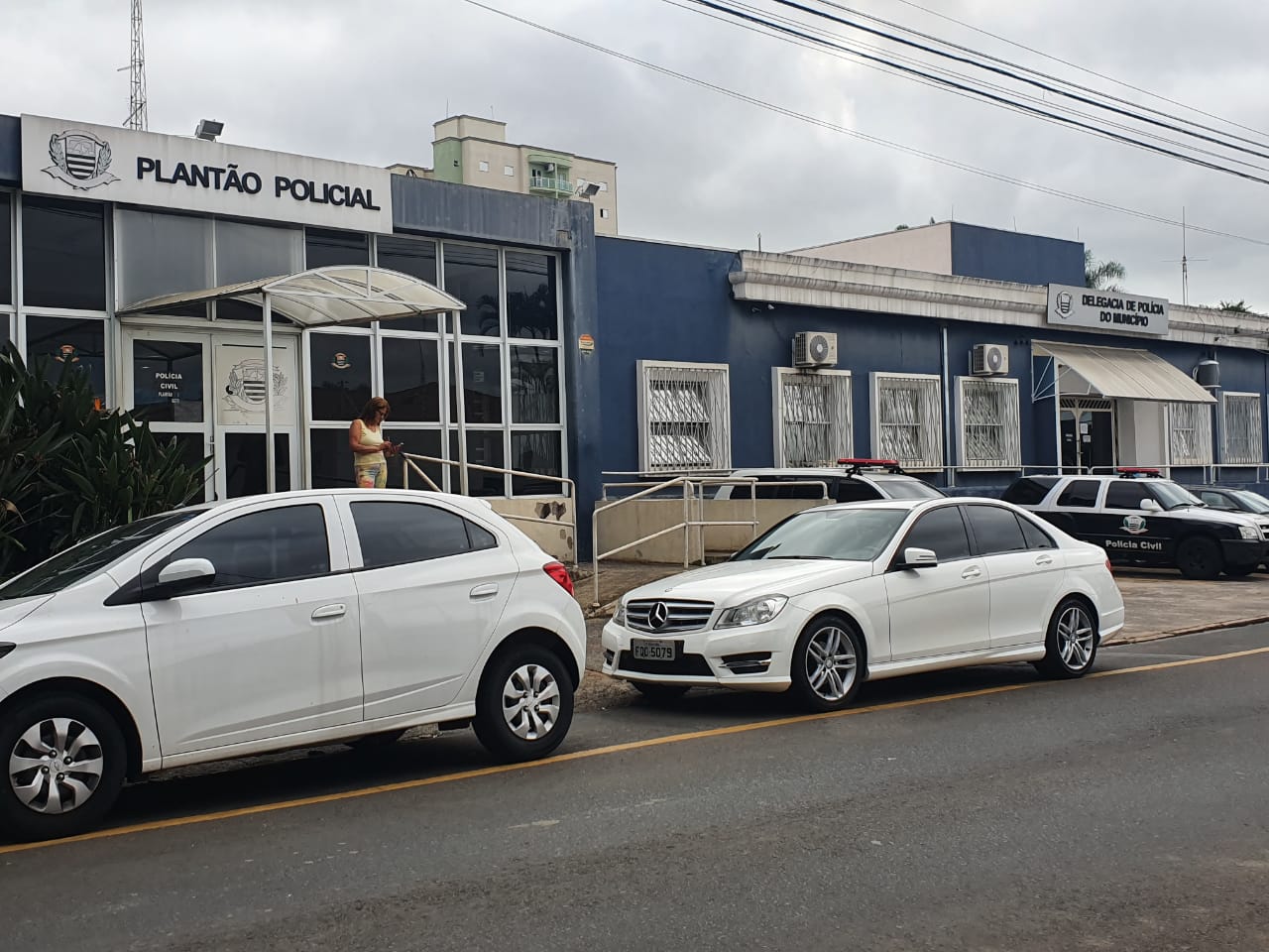 Polícia faz buscas por suspeito que baleou pai e filha