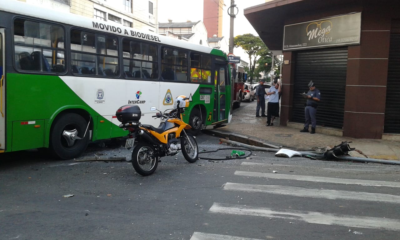 Ônibus do transporte público batem em Campinas