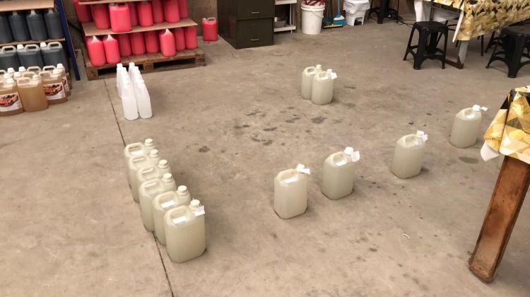 Polícia descobre fábrica clandestina de álcool gel