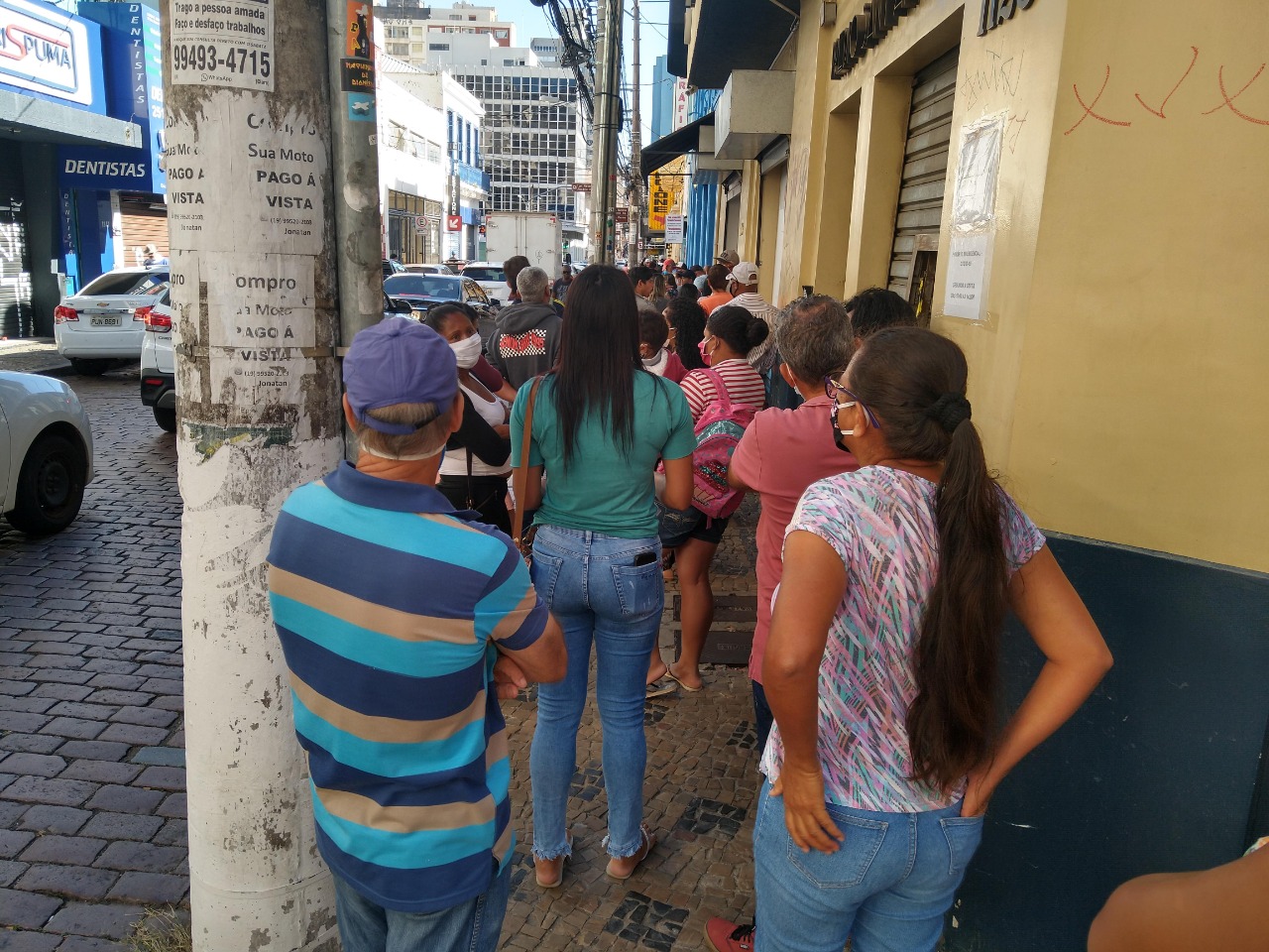 Auxílio gera aglomeração em agências da Caixa