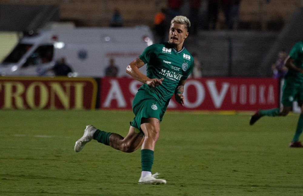 Meia Lucas Crispim treina em casa enquanto futebol não volta