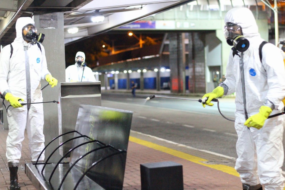 Militares desinfectam terminal de ônibus