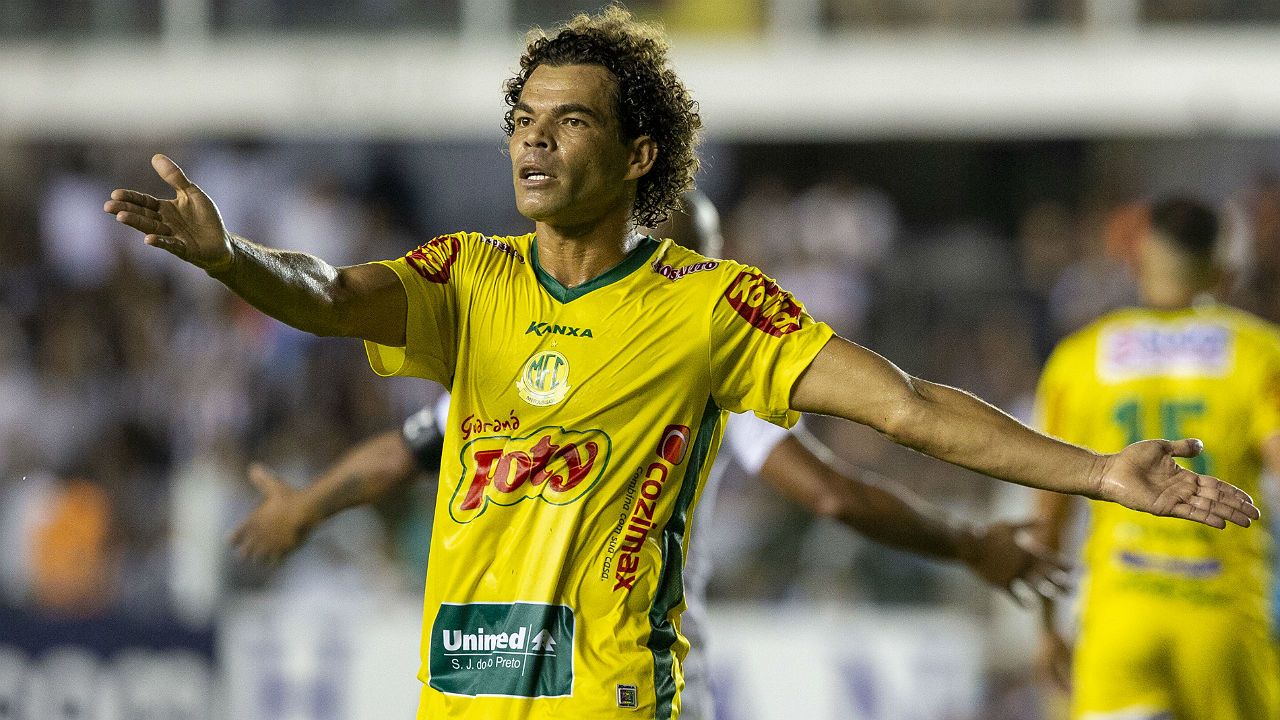 Ponte Preta acerta com o meia Camilo e mais 4 jogadores