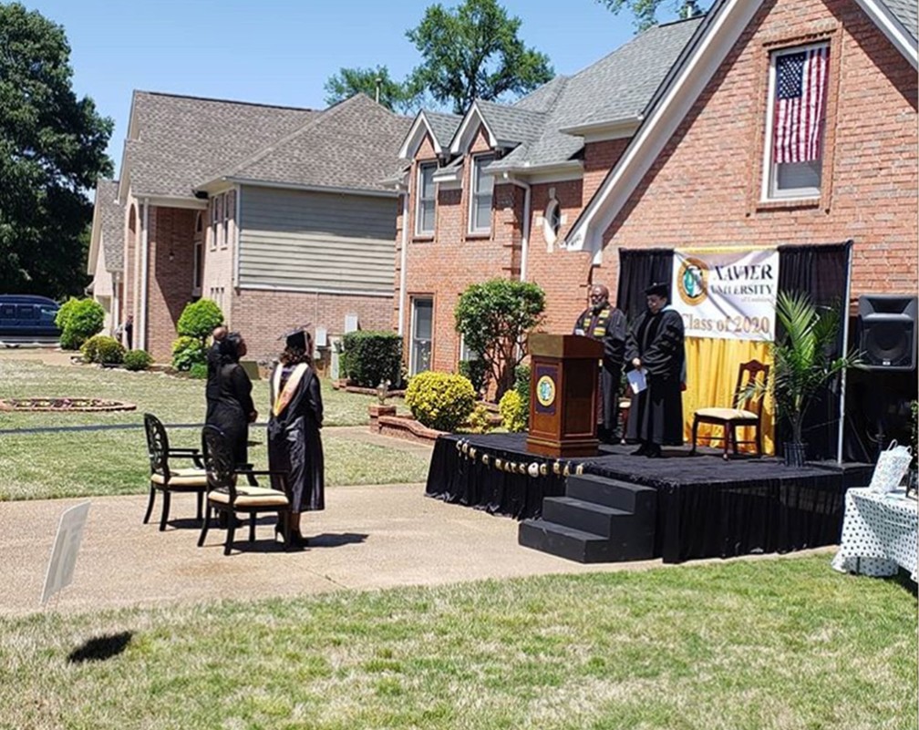 A Boa Notícia: pai faz formatura surpresa em casa