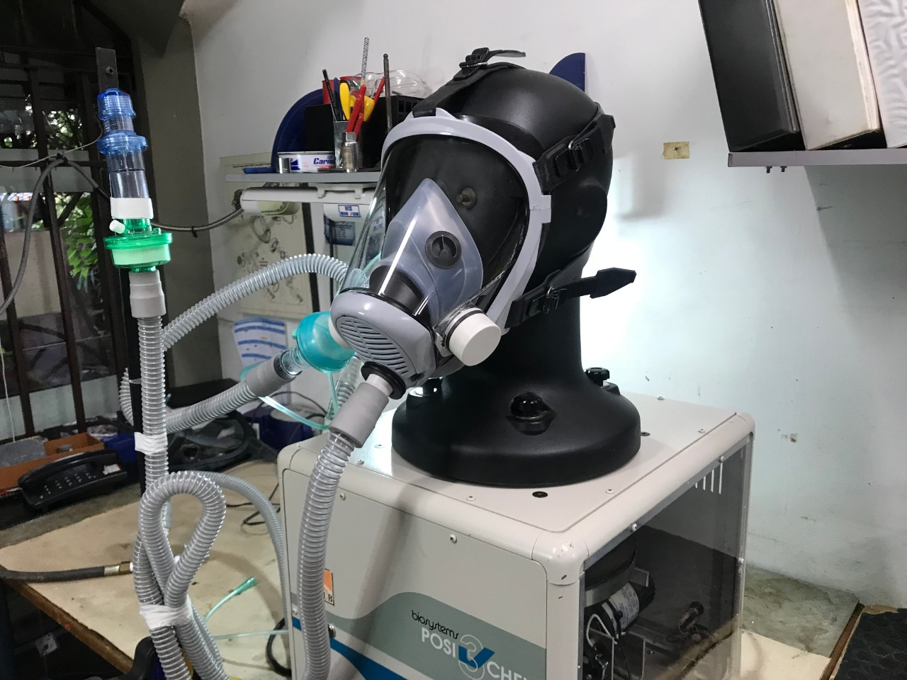 Empresário adapta máscara para infectados graves