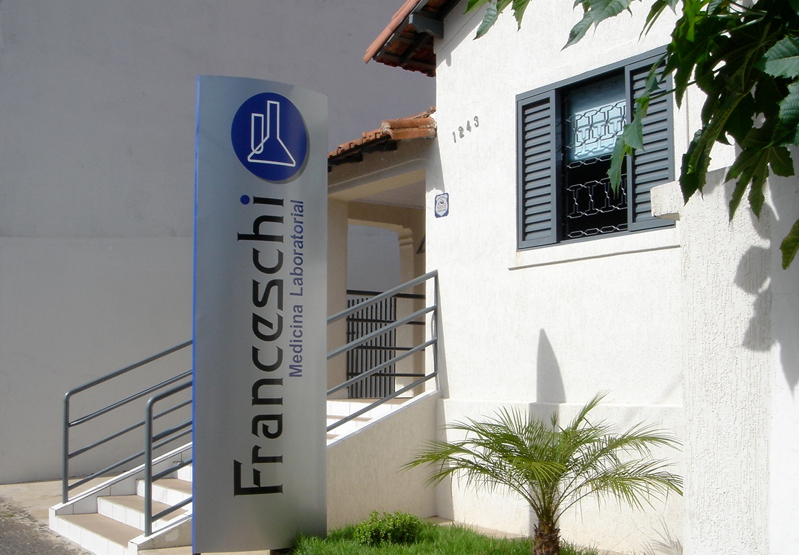 Laboratório realiza exames de covid-19 por drive thru