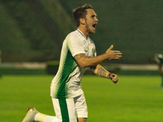 Meia Bady lamenta estar fora dos planos do Guarani