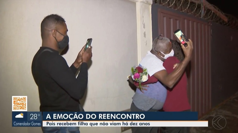 A Boa Notícia: curada revê família após 10 anos