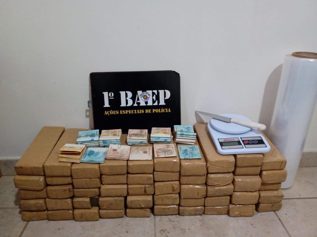 Baep encontra 39 kg de maconha e prende traficante