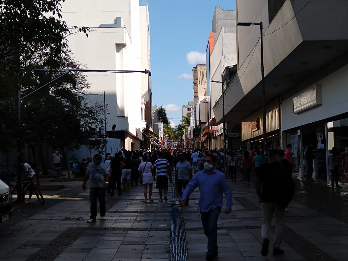 Equipes fiscalizam e orientam comércio na reabertura