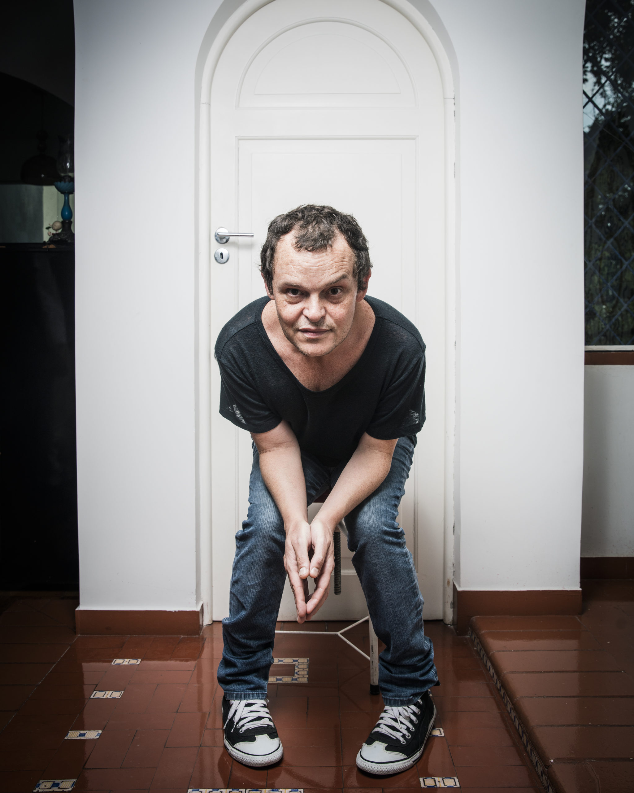 Ator leva ao palco poemas da mãe que não conheceu