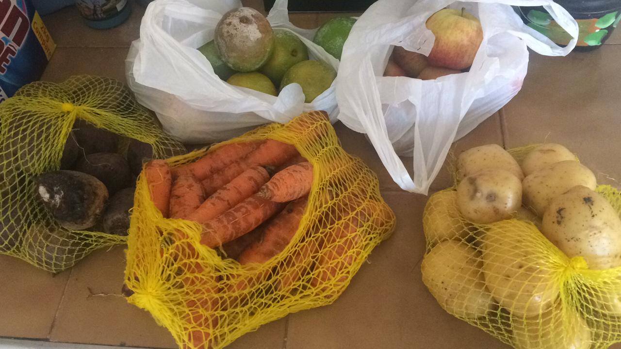 Pais reclamam de kit com alimentos podres em creche