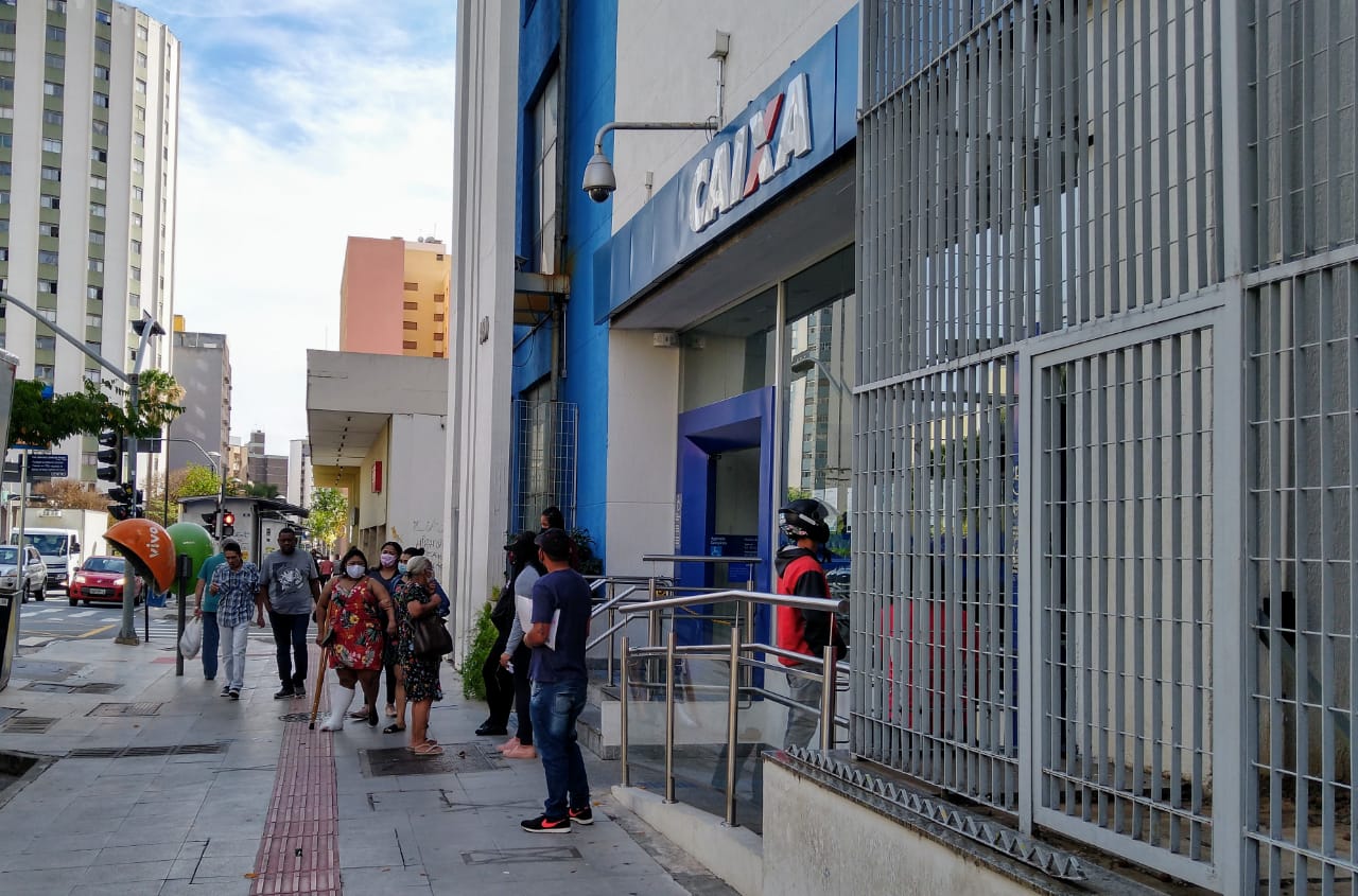 Agências da Caixa realizam mutirão e abrem mais cedo nesta sexta-feira
