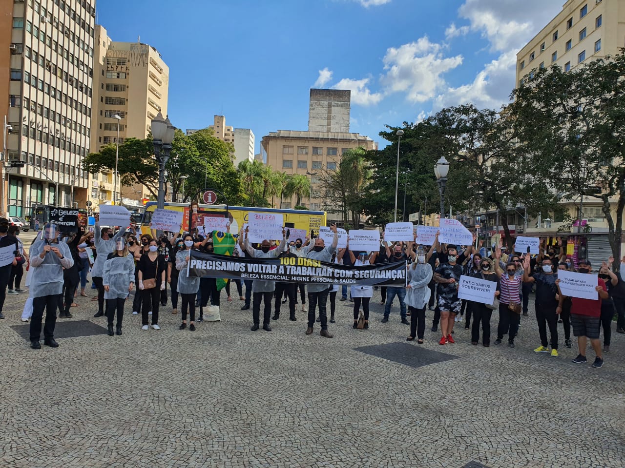 Profissionais da beleza protestam no centro