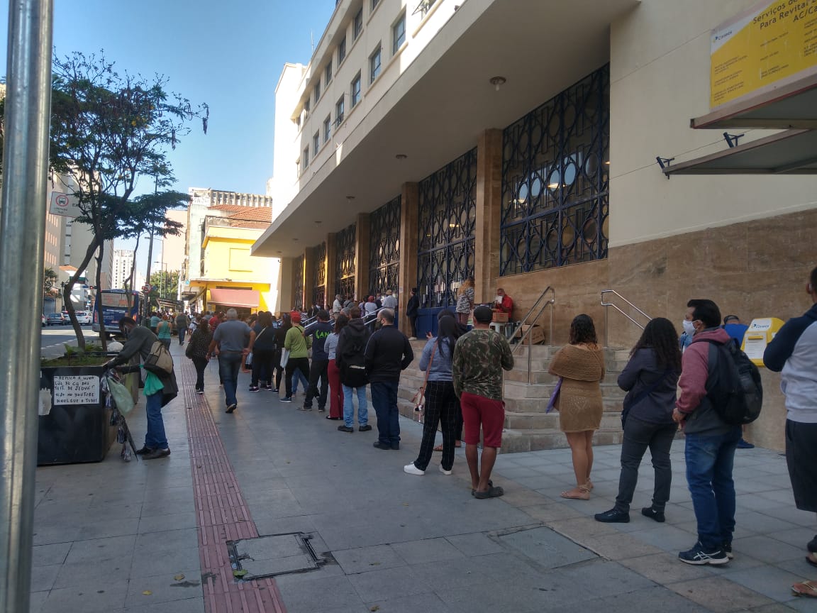 Semana começa com movimento e filas