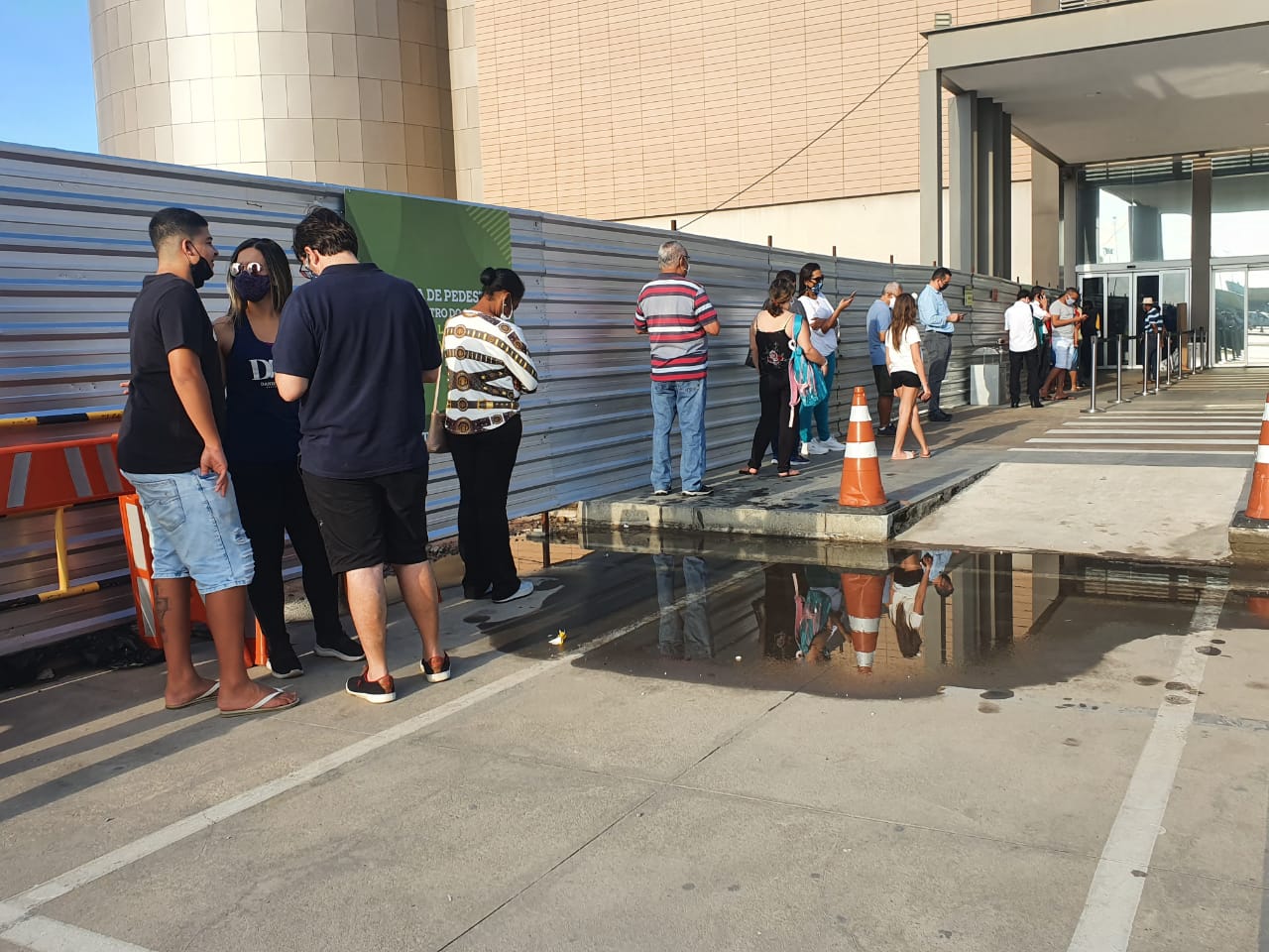 Shoppings de Campinas reabrem com filas