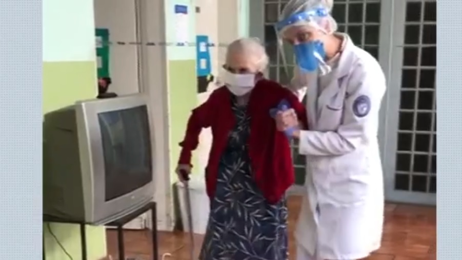 A Boa Notícia: mulher de 95 anos deixa hospital