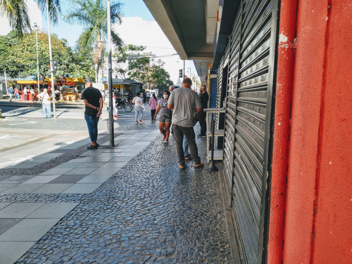 Comércio atenderá por drive-thru e entrega nos dias de fase vermelha