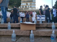 Protesto de profissionais de bares e salões de beleza.
