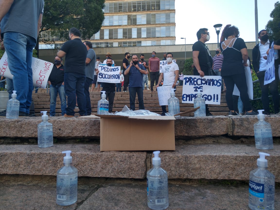 Profissionais de salões de beleza e bares protestam