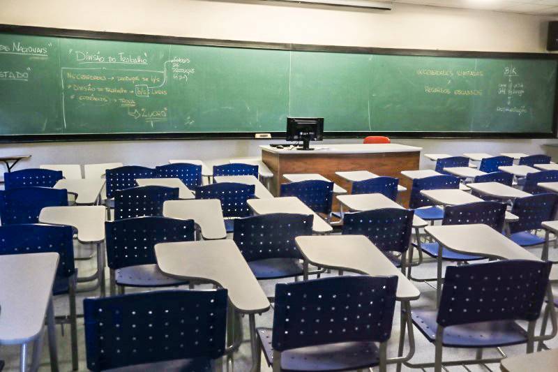 Professor é preso após denúncias de abuso contra alunos