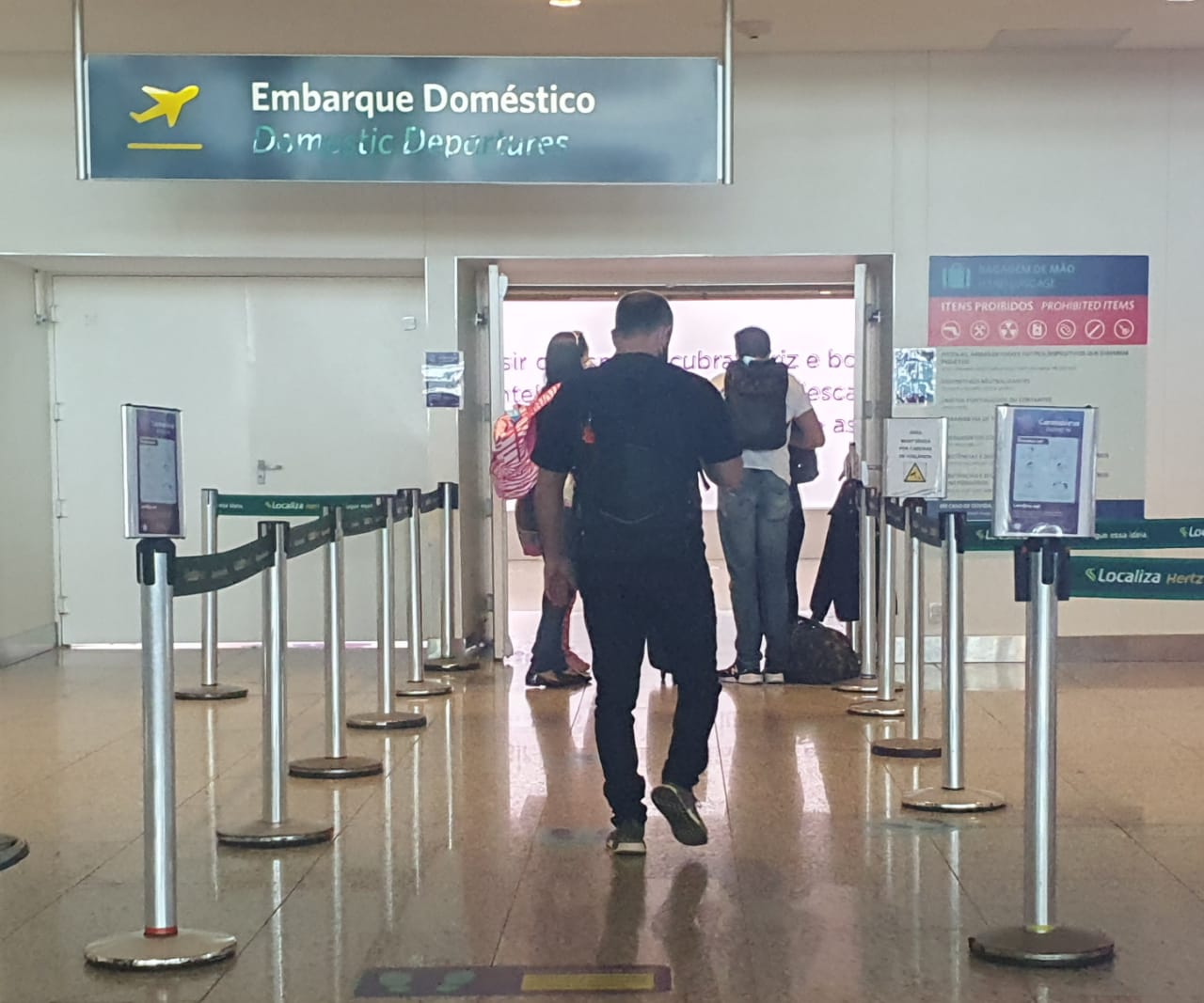 Passageiros relatam viagens em aviões lotados