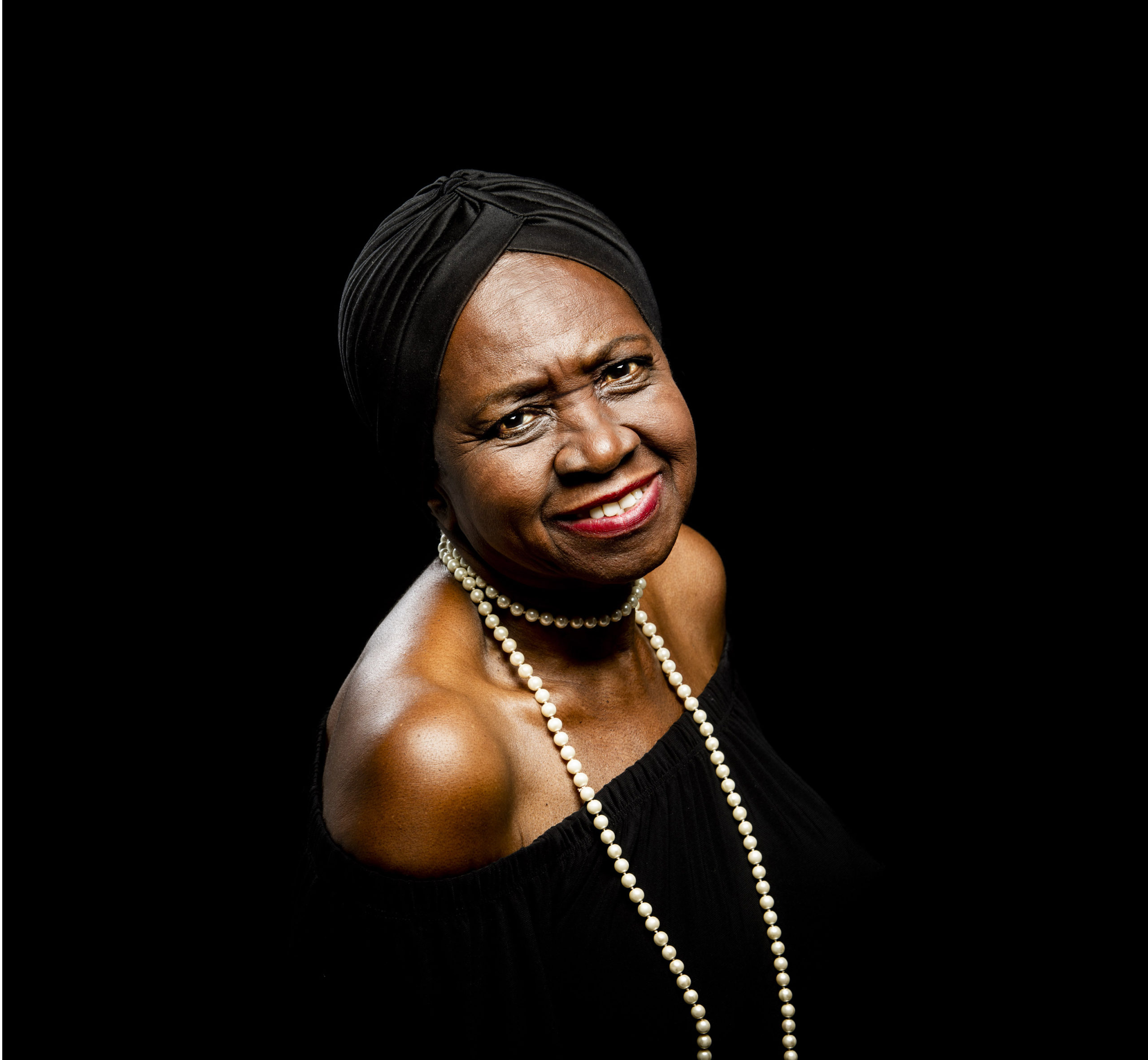 Cantora Áurea Martins celebra 80 anos no palco do Sesc