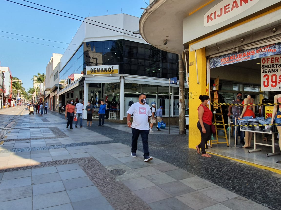 Comércio abre semana com otimismo e cautela